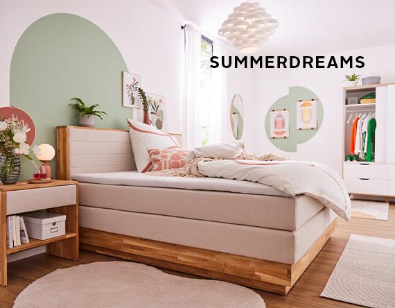 Helles und modernes Schlafzimmer mit einem beigen Boxspringbett, einem Nachttisch aus Holz und dekorativen Wandbildern.
