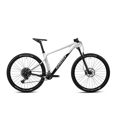 Weiß-schwarzes Mountainbike