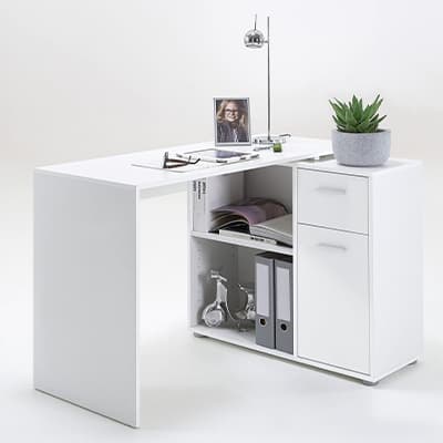 Weißer Schreibtisch mit Lampe, Brille, Foto, Pflanze, zwei Schubladen, Regalfächern mit Ordnern und Deko auf weißem Hintergrund