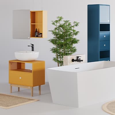 Modernes Badezimmer mit gelber Waschkommode, blauem Schrank, freistehender Badewanne und grünem Dekorationsbaum