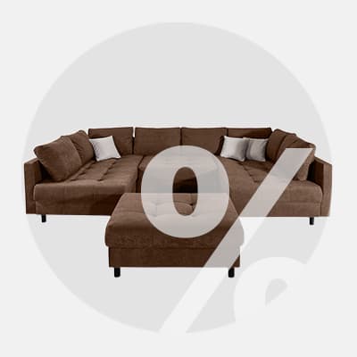 Ecksofa mit Hocker in U-Form, braun, mit hellen Kissen, im Hintergrund großes Prozentzeichen