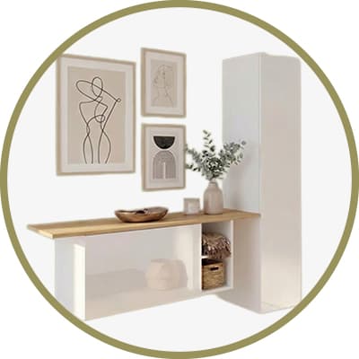 Weiße Garderobe mit Holzablage, Deko mit Korb und Vase, daneben Wand mit drei minimalistischen Linienzeichnungen