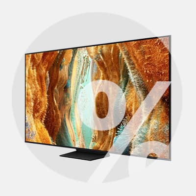 Prozentzeichen für Rabattaktion – moderner Flachbildfernseher mit abstraktem, orange-blauem Motiv auf dem Bildschirm