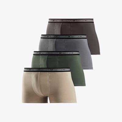 Vier Herren-Boxershorts in Beige, Grün, Grau und Dunkelgrau, gestapelt mit schwarzem Bund und Schriftzug
