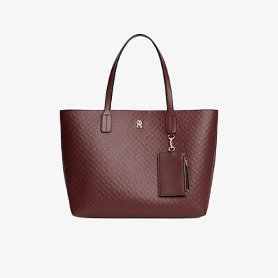 Dunkelrote Shopper-Tasche mit feiner Prägung und passender kleiner Reißverschluss-Tasche vorne befestigt