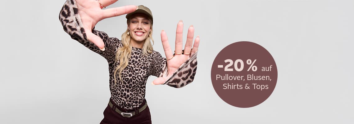 -20 % auf Pullover, Blusen, Shirts & Tops – Frau in Leo-Oberteil streckt lachend beide Hände zur Kamera
