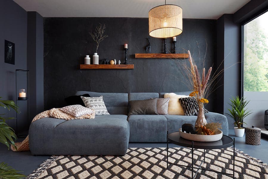 Graues Sofa vor grauer Wand