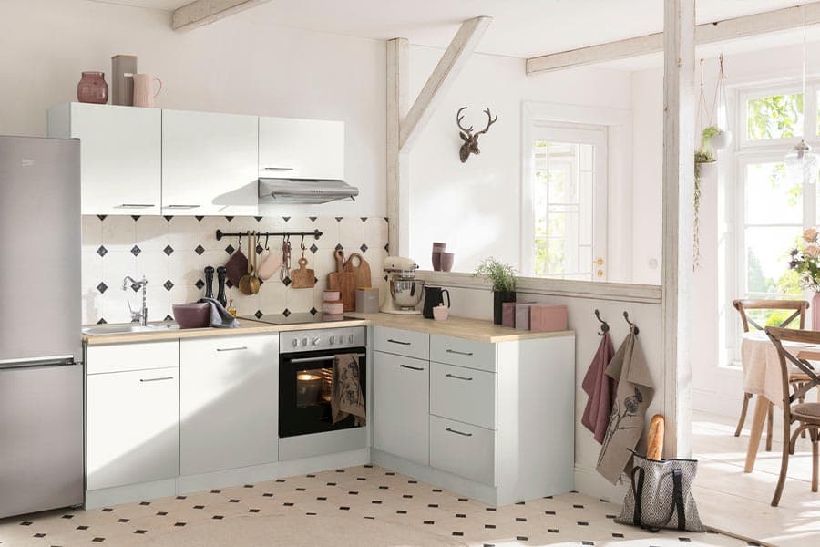 Kleine Küche mit hellem Grundriss