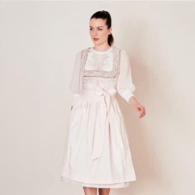 Frau im festlichem Dirndl