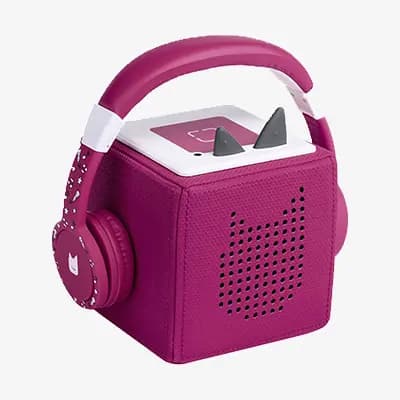 Kopfhörer und Musikbox in Pink mit Katzenmotiv und Katzenohren auf weißem Hintergrund