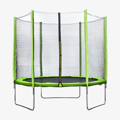 Grünes Trampolin mit Sicherheitsnetz und Reißverschlussöffnung, steht auf silbernen Beinen vor weißem Hintergrund