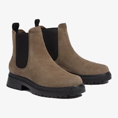 Zwei braune Chelsea-Boots mit schwarzem Elastikeinsatz und Profilsohle nebeneinander auf weißem Hintergrund