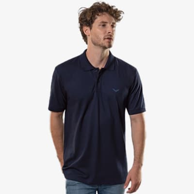 Mann trägt dunkelblaues Poloshirt und blaue Jeans