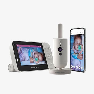 Baby schläft in Bett – Philips Avent Babyphone mit Monitor und Smartphone zeigt das schlafende Baby