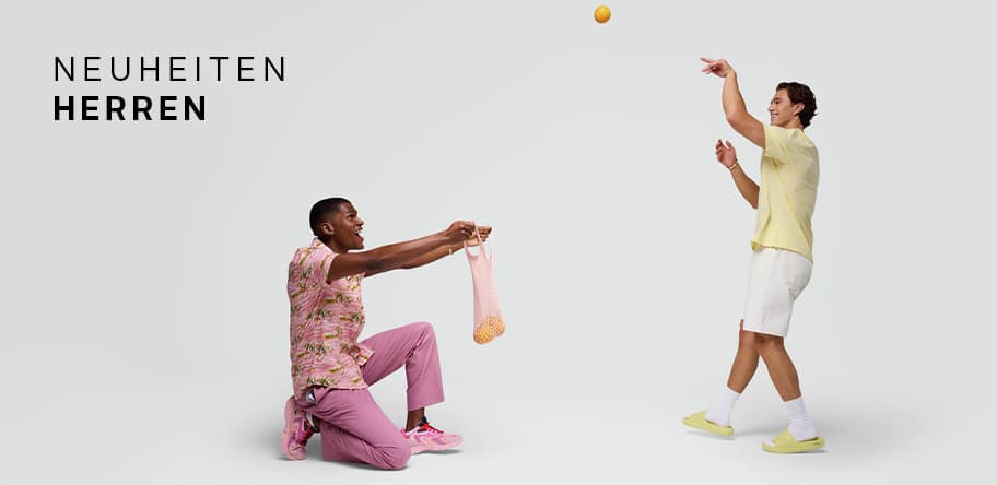 Neuheiten Herren – Zwei Männer spielen mit einem orangefarbenen Ball, einer trägt pinke Kleidung, der andere gelbe und weiße Kleidung