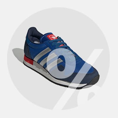 Prozentzeichen – Blauer Sneaker mit weißen Streifen und roten Akzenten, seitliche Ansicht.