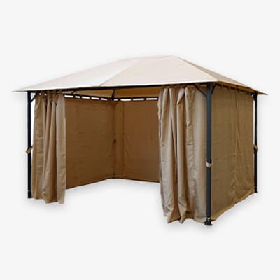 Geräumiges Pavillon mit beigefarbenen Vorhängen und Dach, offener Eingang, ideal für Garten oder Terrasse