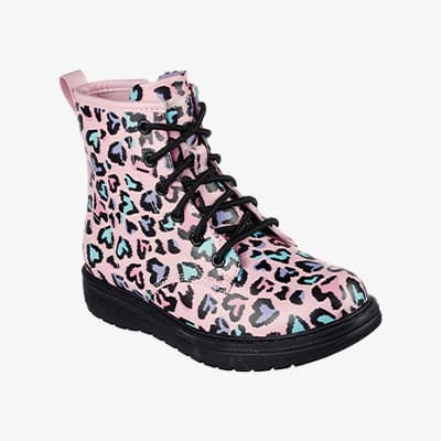 Rosa Stiefel mit buntem Leopardenmuster und schwarzen Schnürsenkeln