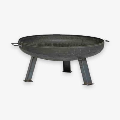 Feuerschale auf drei Beinen mit seitlichen Griffen und einem breiten, tiefen Schalenbereich