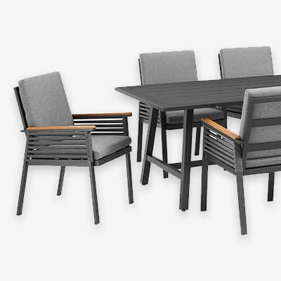 Essgruppe mit rechteckigem Tisch und vier grauen gepolsterten Stühlen, Armlehnen aus Holz, ideal für den Außenbereich