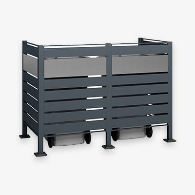 Zwei graue Mülltonnenboxen mit horizontalen Streben, die jeweils eine Mülltonne verbergen.