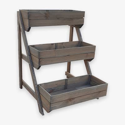 Stufenförmiger Pflanzkasten aus Holz mit drei Ebenen, geeignet für Garten oder Balkon.