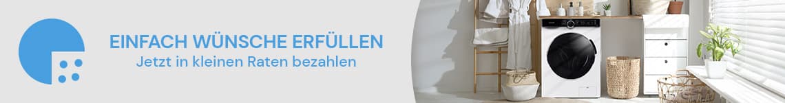EINFACH WÜNSCHE ERFÜLLEN – Jetzt in kleinen Raten bezahlen. Moderne Waschmaschine neben Körben und Pflanzen im hellen Raum.