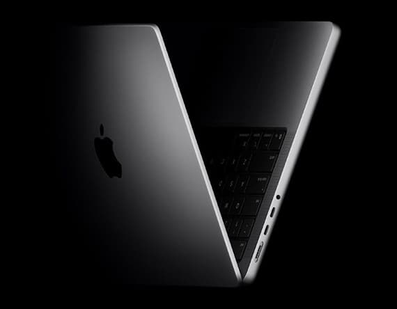 Teilweise geöffneter silberner Apple-Laptop auf schwarzem Hintergrund, Apple-Logo auf der Rückseite des Bildschirms sichtbar.