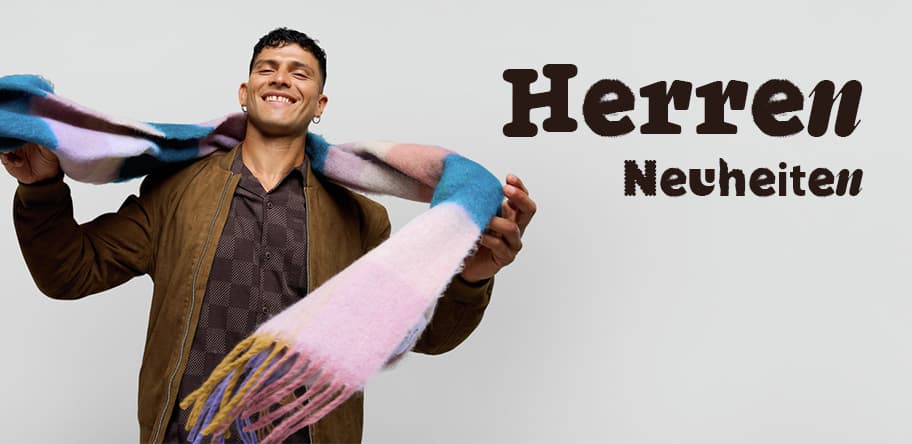 Herren Neuheiten – Mann mit unscharfem Gesicht trägt braune Jacke und hält einen bunten Schal in die Luft