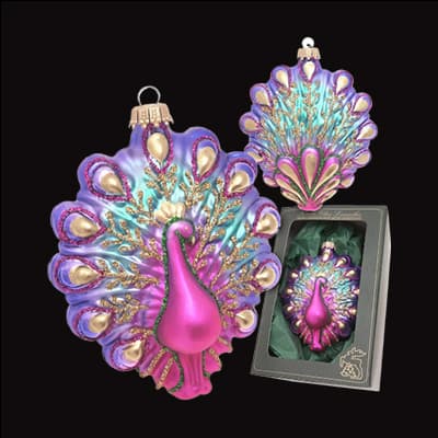 Pfauenförmige Weihnachtsbaumanhänger in Pink und Blau, einer davon in einer Verpackung.