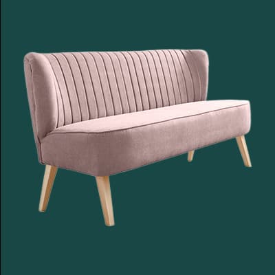 Rosa Sofa ohne Armlehnen, mit schmalen Holzbeinen und vertikal gestepptem Rücken, vor schwarzem Hintergrund