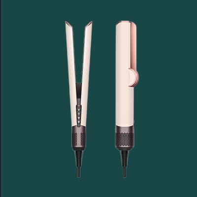 Haarglätter – Zwei Ansichten eines rosafarbenen Haarglätters mit schwarzem Kabel, einmal geöffnet und einmal geschlossen.