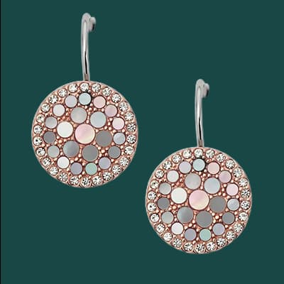 Runde Ohrringe mit rosa und weißen Steinen in einem Mosaikmuster auf dunklem Hintergrund