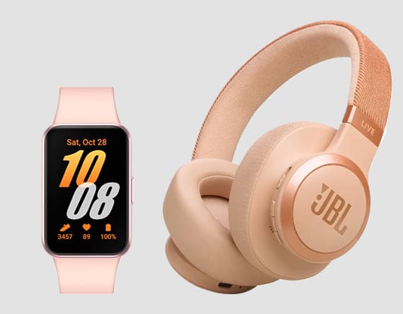 Smartwatch mit Datum 28. Oktober und Kopfhörer nebeneinander, beide in Roségold. Uhr zeigt Schritte, Puls und Akku an.