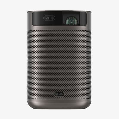 Schwarzer tragbarer Projektor mit Lautsprechergitter und Linse oben.