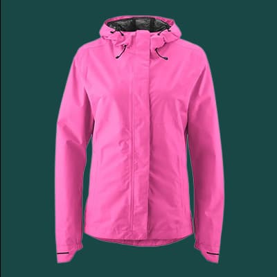 Pinkfarbene Jacke mit Kapuze und Reißverschluss vorne, auf grünem Hintergrund