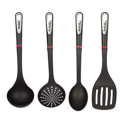 Vier schwarze Küchenutensilien von Tefal – Schöpflöffel, Schaumlöffel, Suppenlöffel und Pfannenwender nebeneinander