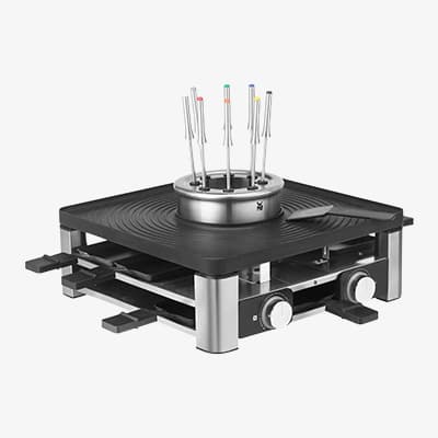 Elektrisches Fondue-Set mit farbigen Gabeln auf schwarzer Platte, zwei Drehregler vorne.