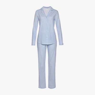 Hellblauer Pyjama bestehend aus langärmligem Hemd und langer Hose, auf weißem Hintergrund.