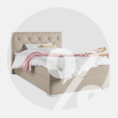 Beiges Bett mit weißer Bettwäsche und rosa Decke, daneben Nachttisch mit Pflanze