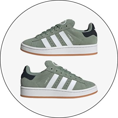 Zwei grüne Turnschuhe mit weißen Streifen und schwarzem Absatz von der Seite.