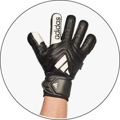 Hand mit schwarzem Adidas-Torwarthandschuh zeigt nach oben