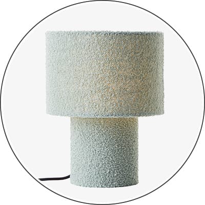 Hellgraue Tischlampe mit rundem, texturiertem Lampenschirm und rundem Sockel, schwarzes Kabel seitlich