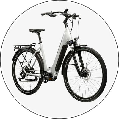 Elektrofahrrad mit weißem Rahmen, schwarzem Sattel und Gepäckträger, auf weißem Hintergrund.