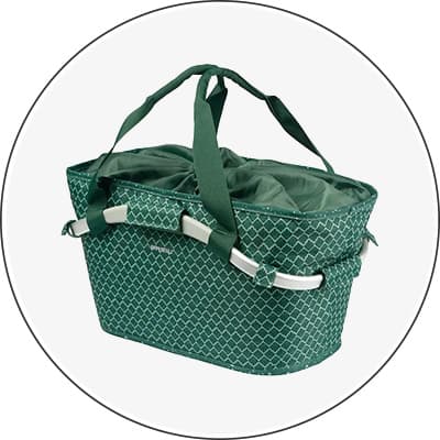 Grüne Einkaufstasche mit geometrischem Muster und Tragegriffen.