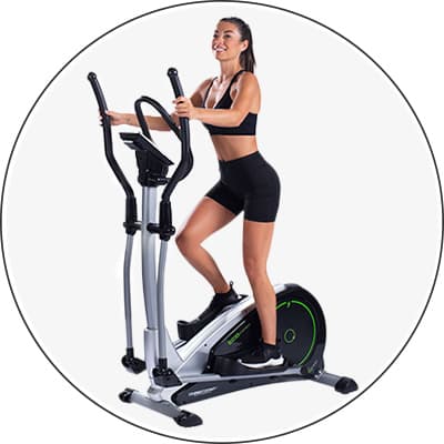 Frau in Sportkleidung benutzt einen Crosstrainer.