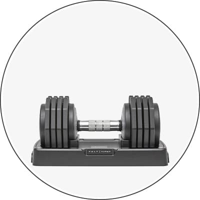 Verstellbare Hantel in schwarzer Halterung auf weißem Hintergrund.