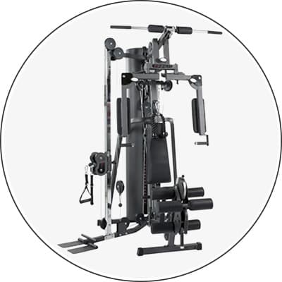 Multifunktionales Heim-Fitnessgerät mit verschiedenen Trainingsmöglichkeiten für Kraftübungen.