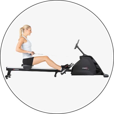 Frau auf Rudergerät trainiert, seitliche Ansicht