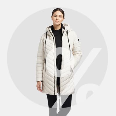 Frau in weißer Steppjacke mit Kapuze, trägt schwarze Hose und Pullover